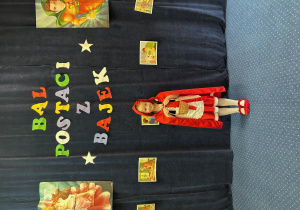 Dziewczynka w stroju Czerwonego Kapturka