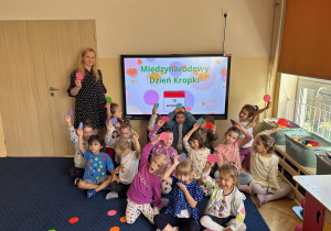 Dzieci z panią Kasią świętują Dzień Kropki