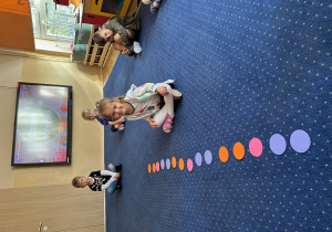 Dziewczynka układa kropki w odpowiednim rytmie