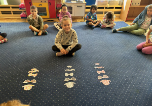 Dziewczynka układa na dywanie