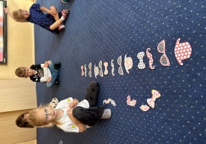 Dziewczynka uzupełnia brakujące elementy