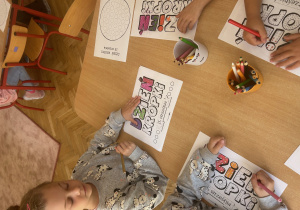 Prace plastyczne przy stolikach