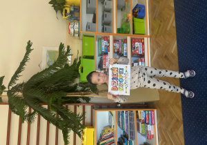 Dziewczynka prezentuje swoją pracę