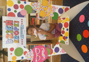 Dziewczynka w fotobudce na Dzień Kropki