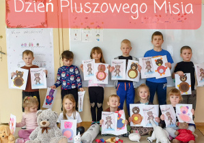 Dzieci prezentują swoje misie