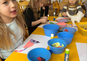 Grupa wykonuje pracę plastyczną związaną z Dniem Pluszowego Misia