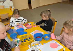 Dzieci wyklajają misie