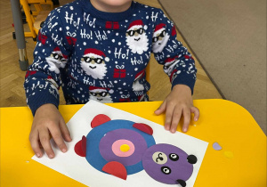 Chłopiec pokazuje swoją pracę