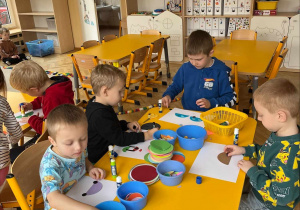 Grupa wykonuje pracę techniką origami