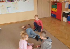 Dzieci udzielają pierwszej pomocy