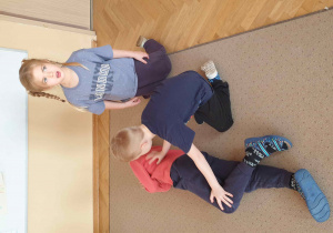 Chłopiec ćwiczy układanie poszkodowanego