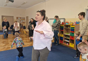 Dzieci z rodzicami tańczą w kole