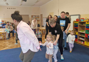 Grupa bawią się w pociąg