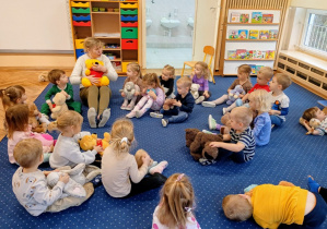 Zabawy dzieci z miśkami