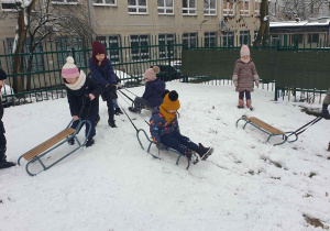 Dzeci bawią się na sankach