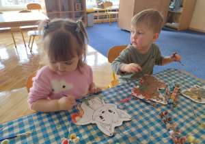 Dziewczynka maluje liska