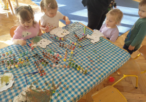 Grupa maluje farbami