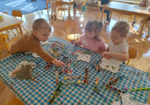 Dzieci malują farbami przy stoliku