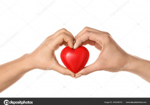 dwie dłonie trzymają czerwone serce