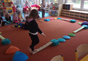 Dzieci na zajęciach sensorycznych