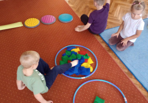 Chłopiec stopą przekłada woreczek