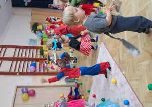 Dzieci na balu bawią się piłeczkami