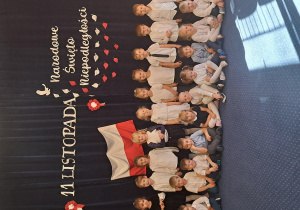 Dzieci z grupy Motylki pozują do zdjęcia