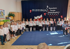 Dzieci odświętnie ubrane biorą udział w akcji "Szkoła do hymnu"