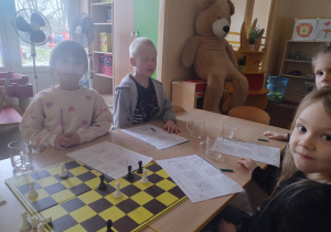 czworo dzieci siedzi przy stoliku