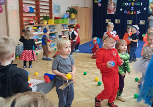 Dzieci w przebraniach, w tle kolorowy napis: Bal Postaci z Bajek