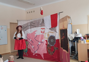 Aktorka w biało-czerwonym stroju.