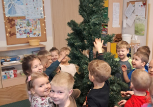 Dzieci z grupy Motylki ubierają choinkę