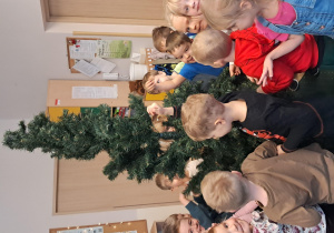 Dzieci rozkładają choinkę