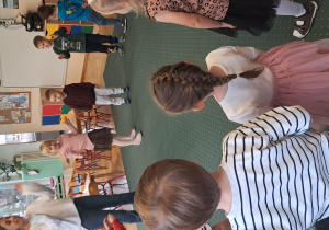 Dzieci z Semą bawią się na dywanie