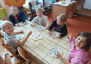 Dzieci siedzą przy stoliku