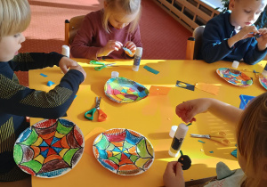 Dzieci siedzą przy stoliku