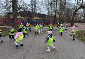 Zabawy dzieci w Parku na Zdrowiu