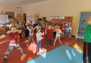 Dzieci z grupy Misie na zajęciach z Zumby