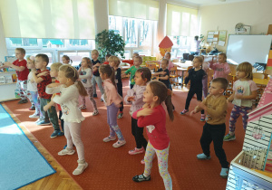 Dzieci stoją na dywanie