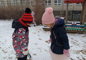 Zabawy dzieci w ogrodzie przedszkolnym