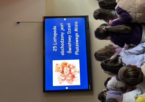 Dzieci z grupy Tygryski oglądają film edukacyjny o Międzynarodowym Dniu Pluszowego Misia