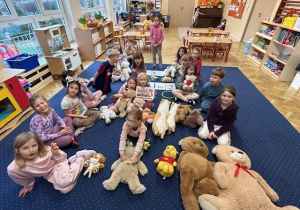 Dzieci siedzą na dywanie