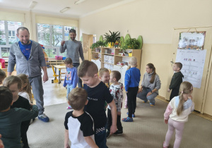 Grupa wykonuje powitania różnymi częściami ciała