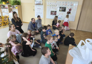 Rodzice i dzieci biorą udział w quizie