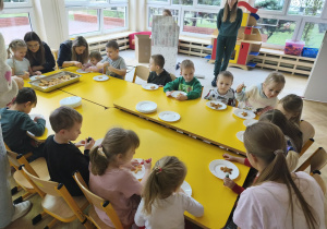 Grupa dekoruje pierniczki