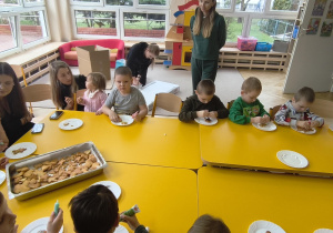 Dzieci z rodzicami dekorują pierniczki