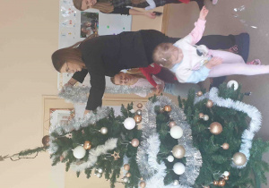 Mama wiesza łańcuchy na choince