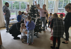 Dzieci wieszają bombki