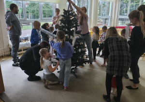 Dzieci zakładają łańcuchy