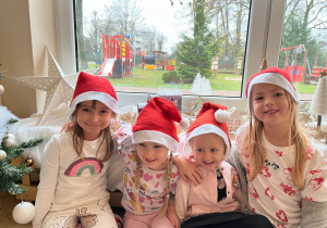 Dziewczynki w czapkach Mikołaja
